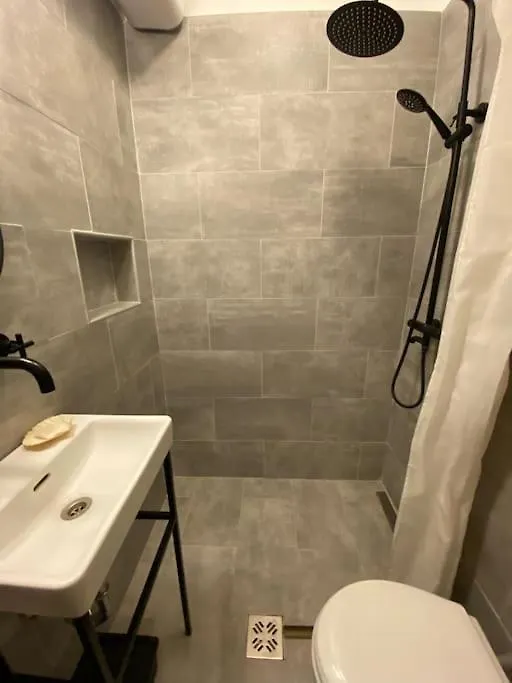 Charming Apartment In The Heart Of Gellert Area. Budapeste 0*,  Hungria